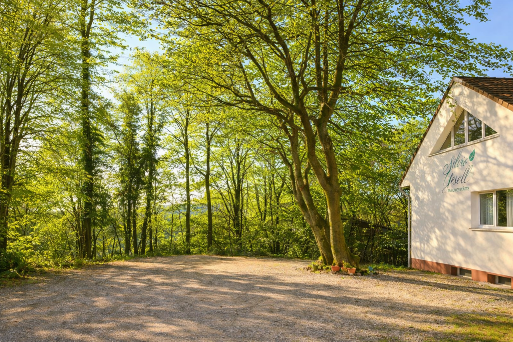 Tagungsangebot in Wuppertal – Außenansicht der Silvio-Gesell-Tagungsstätte in ruhiger Waldrandlage