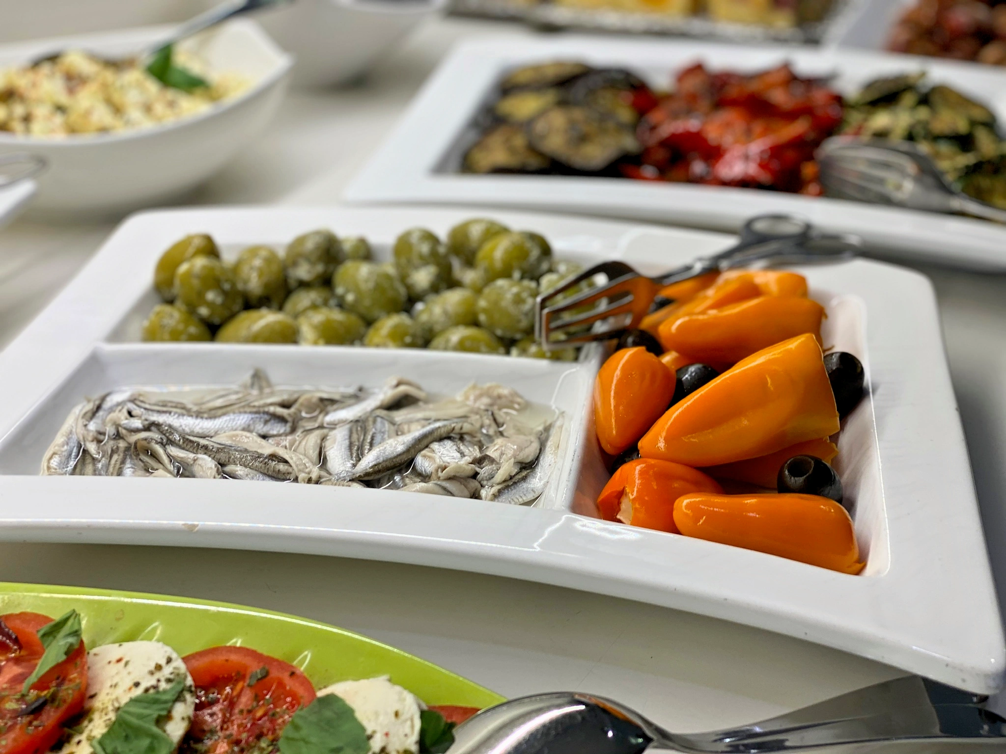 antipasti-mit-oliven-paprika-und-fisch