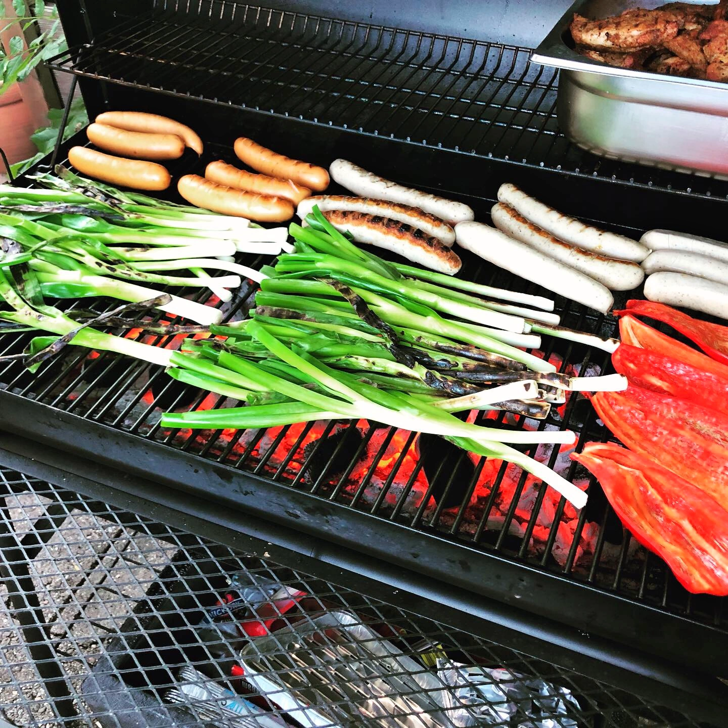 grill-mit-wuerstchen-paprika-und-fruehlingszwiebeln