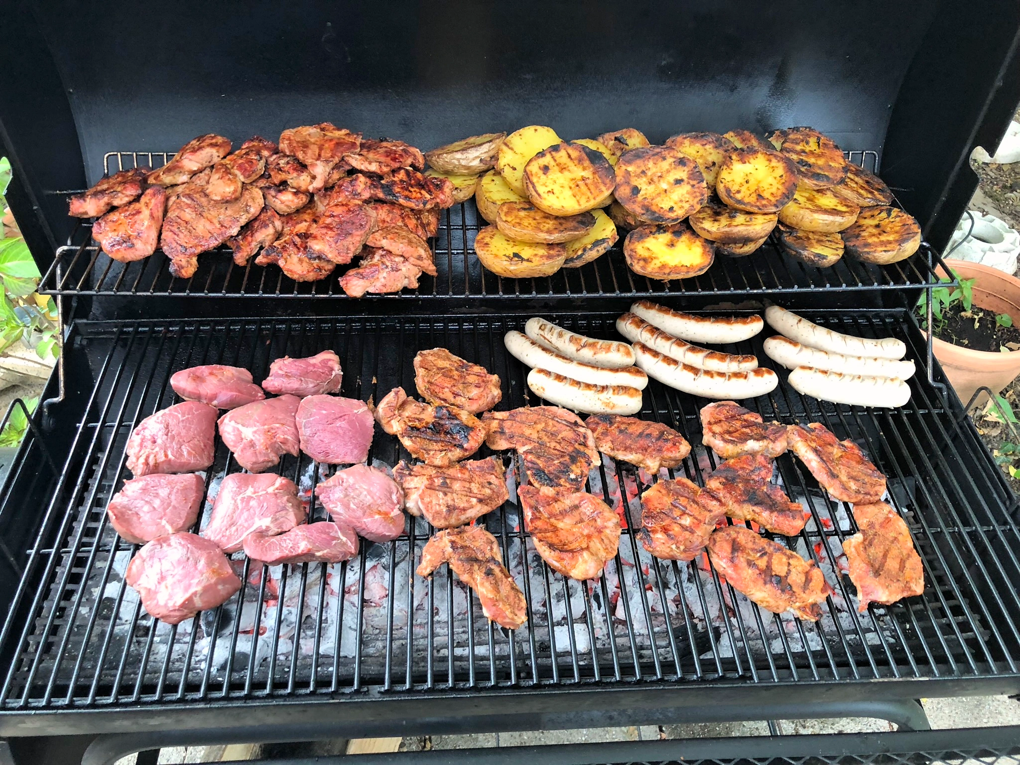 grillbuffet-mit-fleisch-wuerstchen-und-mais