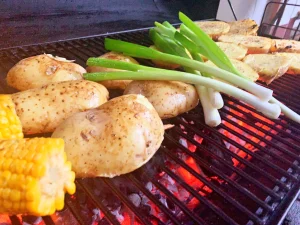 grillgemuese-mit-kartoffeln-mais-und-fruehlingszwiebeln