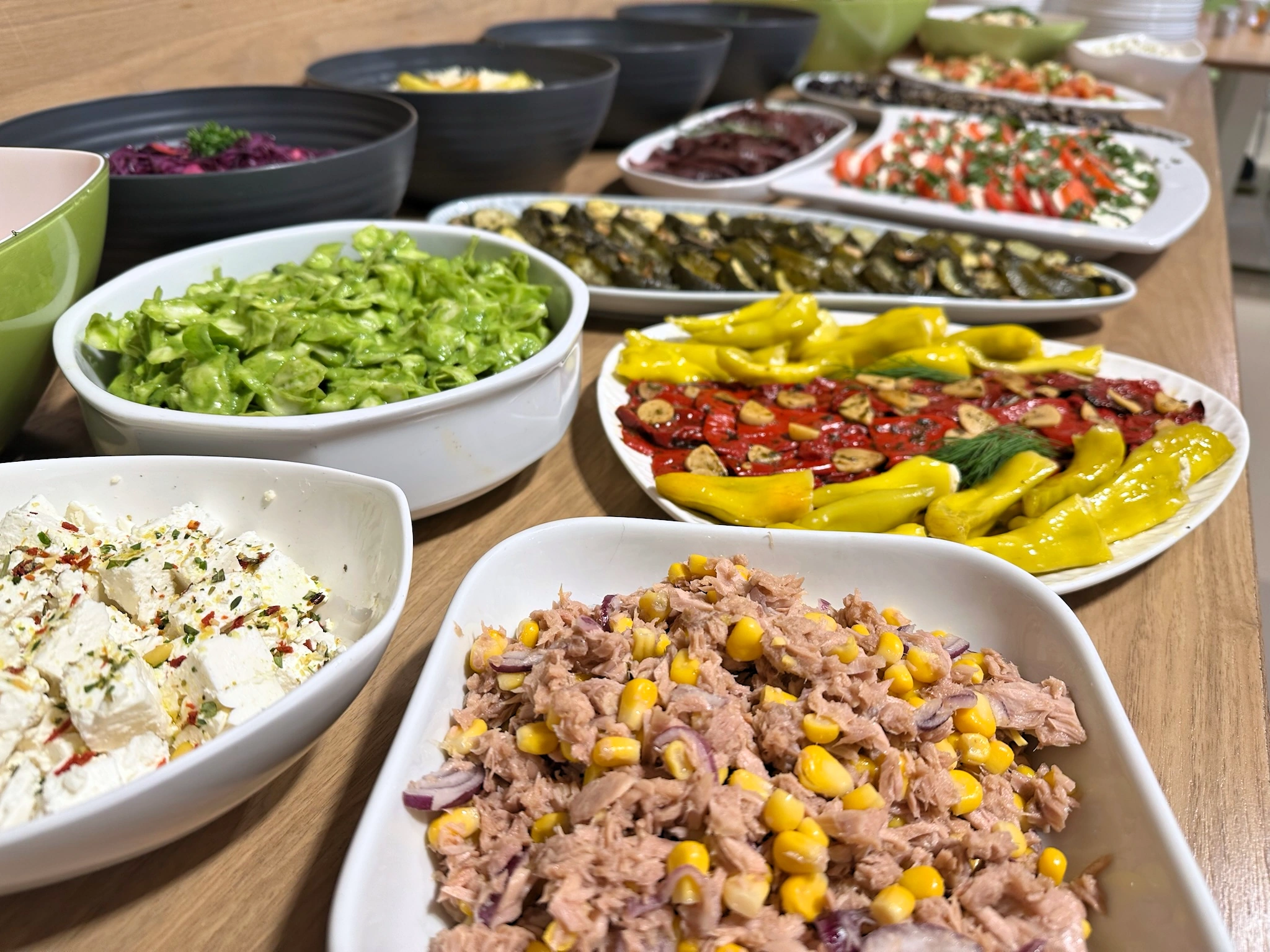salatbuffet-mit-blattsalat-und-antipasti