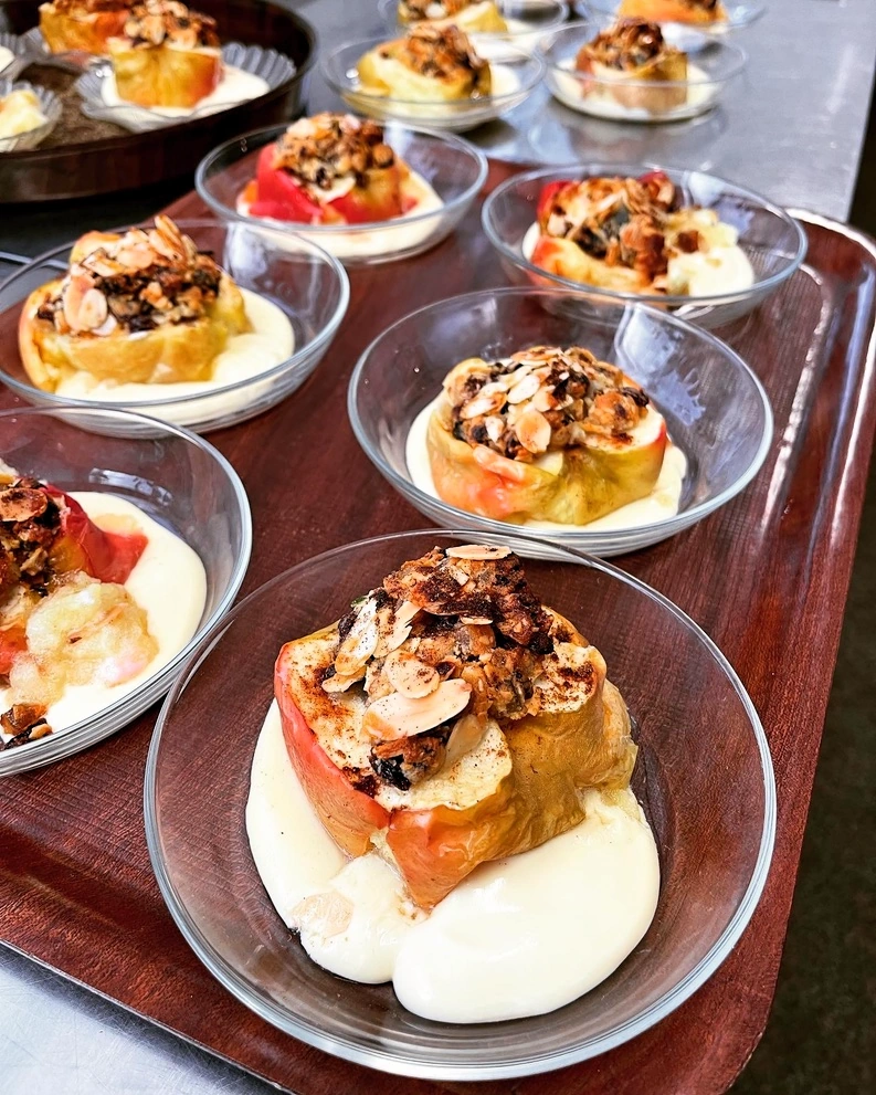 bratapfel-dessert-mit-mandeln-und-sauce