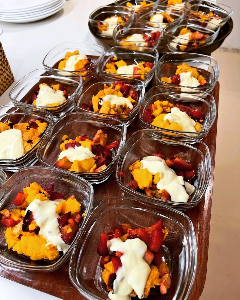 dessertportionen-mit-fruechten-und-creme