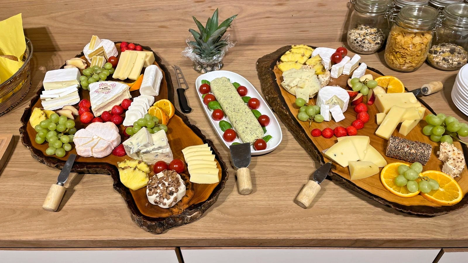 kaeseplatten-mit-obst-und-tomaten-mozzarella